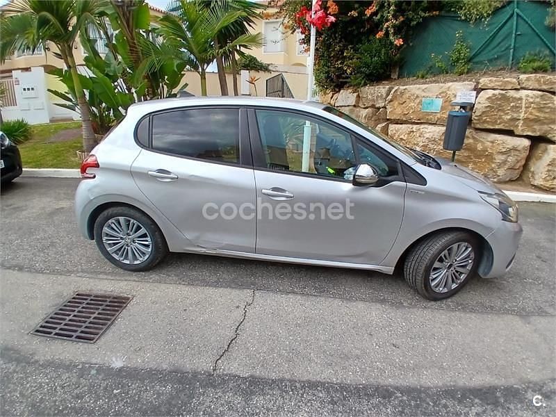 Usado Peugeot 208 Style 82 CV (60 kW) 2017 Gris / plata Utilitario
