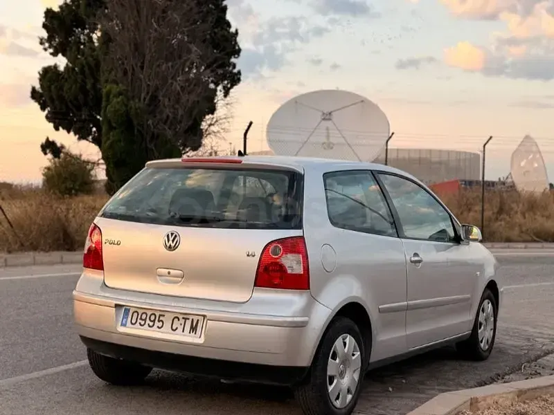 Usado VW Polo Highline 75 CV (55 kW) 2003 Gris / plata Berlina
