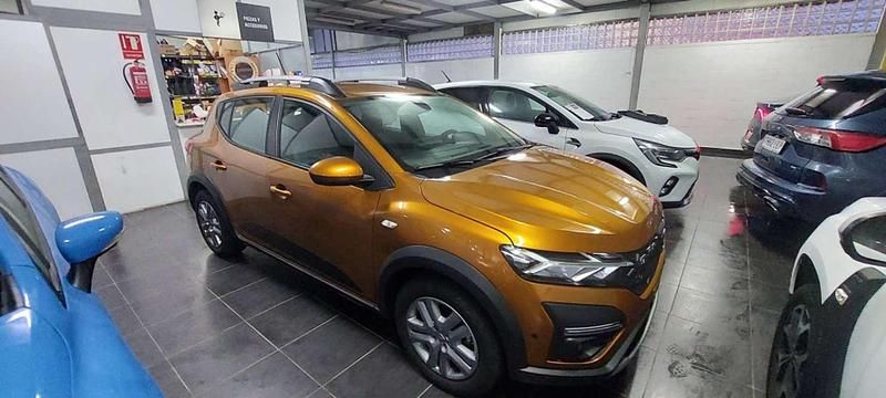Usado Dacia Sandero Comfort 101 CV (74 kW) 2022 Amarillo Utilitario
