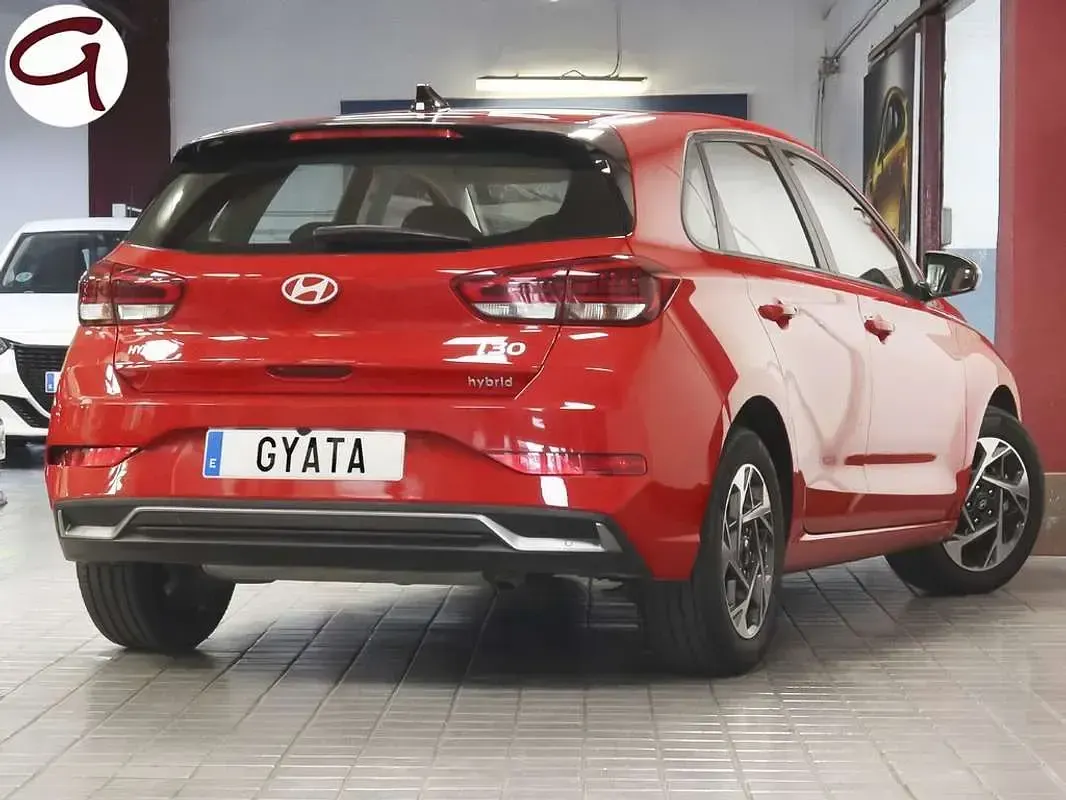 Usado Hyundai i30 120 CV (88 kW) 2024 Rojo Utilitario