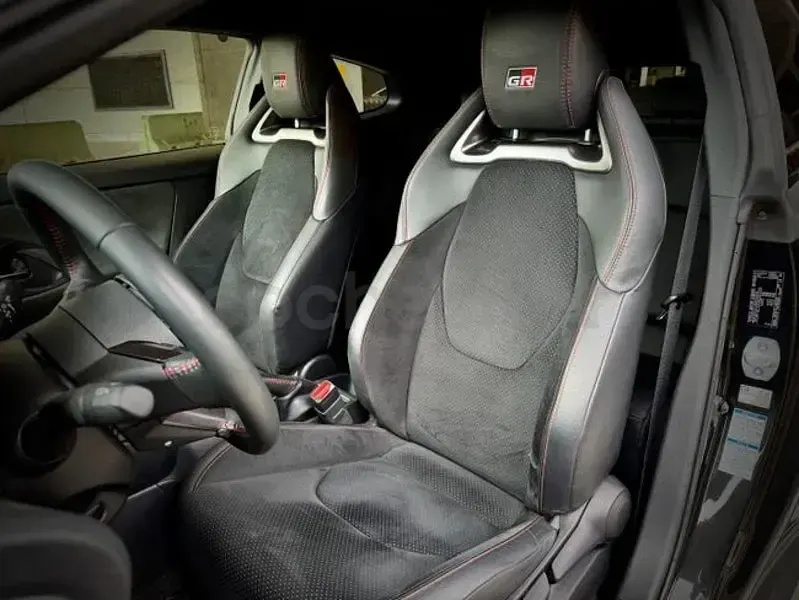 Usado Toyota Yaris 261 CV (191 kW) 2022 Negro Utilitario