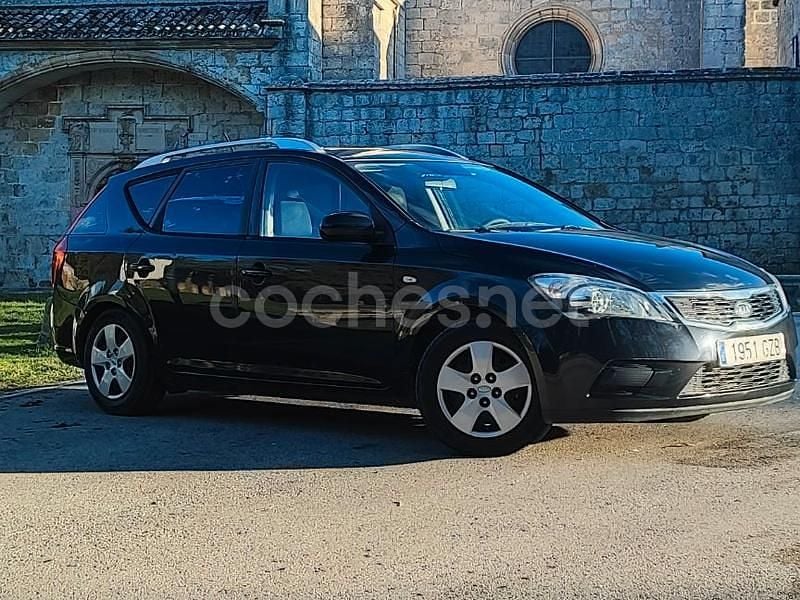 Usado Kia Ceed Active 115 CV (84 kW) 2010 Negro Utilitario