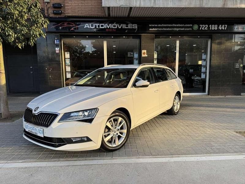 Usado Skoda Superb Style 150 CV (110 kW) 2018 Blanco Familiar