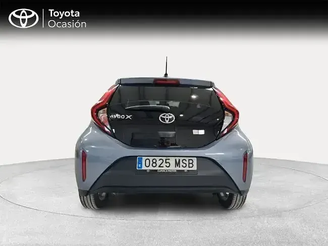 Begagnad Toyota Aygo X Play 72 HK (52 kW) 2024 Grå SUV
