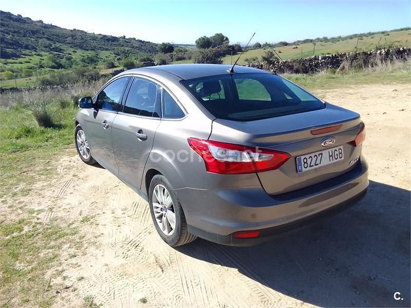 Usado Ford Focus Trend 115 CV (84 kW) 2011 Gris / plata Berlina