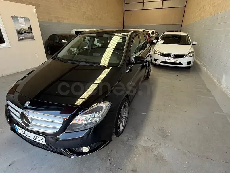 Usado Mercedes B180 109 CV (80 kW) 2012 Negro Utilitario