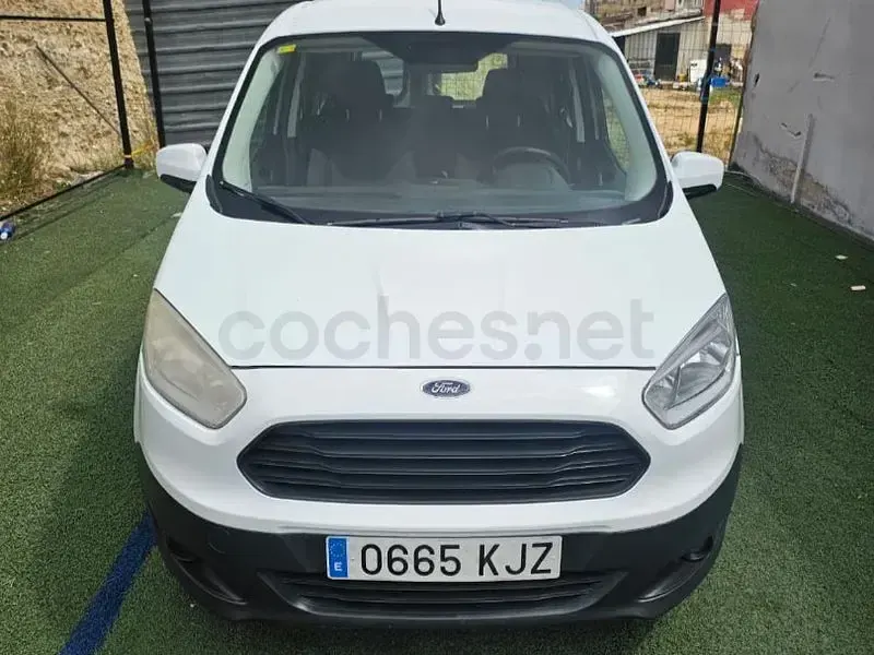 Usado Ford Tourneo Courier Trend 75 CV (55 kW) 2018 Blanco Monovolumen