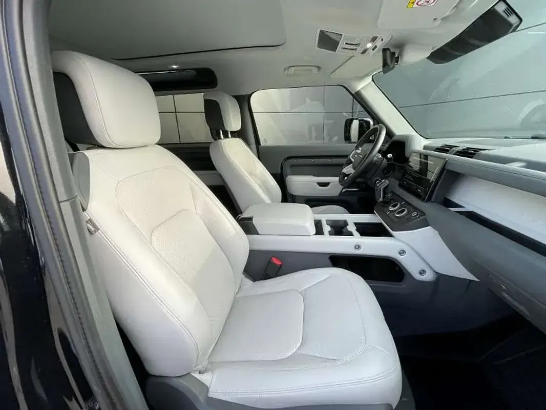 Usado Land Rover Defender SE Dynamic 249 CV (183 kW) 2025 Negro SUV