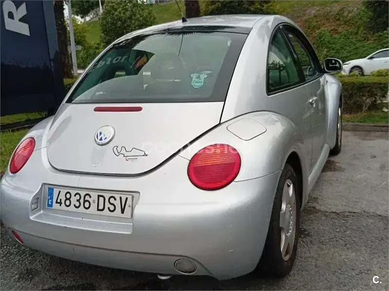 Usado VW New Beetle 150 CV (110 kW) 2001 Gris / plata Utilitario