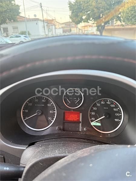 Usado Peugeot Partner Tepee Outdoor 100 CV (73 kW) 2015 Gris / plata Monovolumen