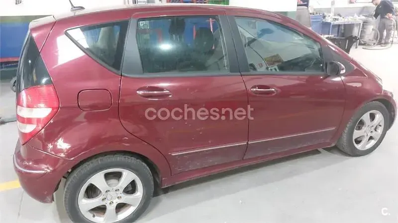 Usado Mercedes A180 Avantgarde 109 CV (80 kW) 2005 Granate Monovolumen