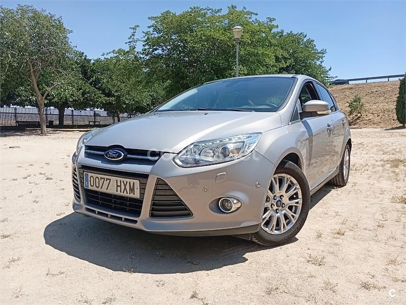 Usado Ford Focus Titanium 125 CV (91 kW) 2014 Gris / plata Berlina