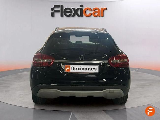 Usado Mercedes GLA180 122 CV (89 kW) 2018 Negro SUV