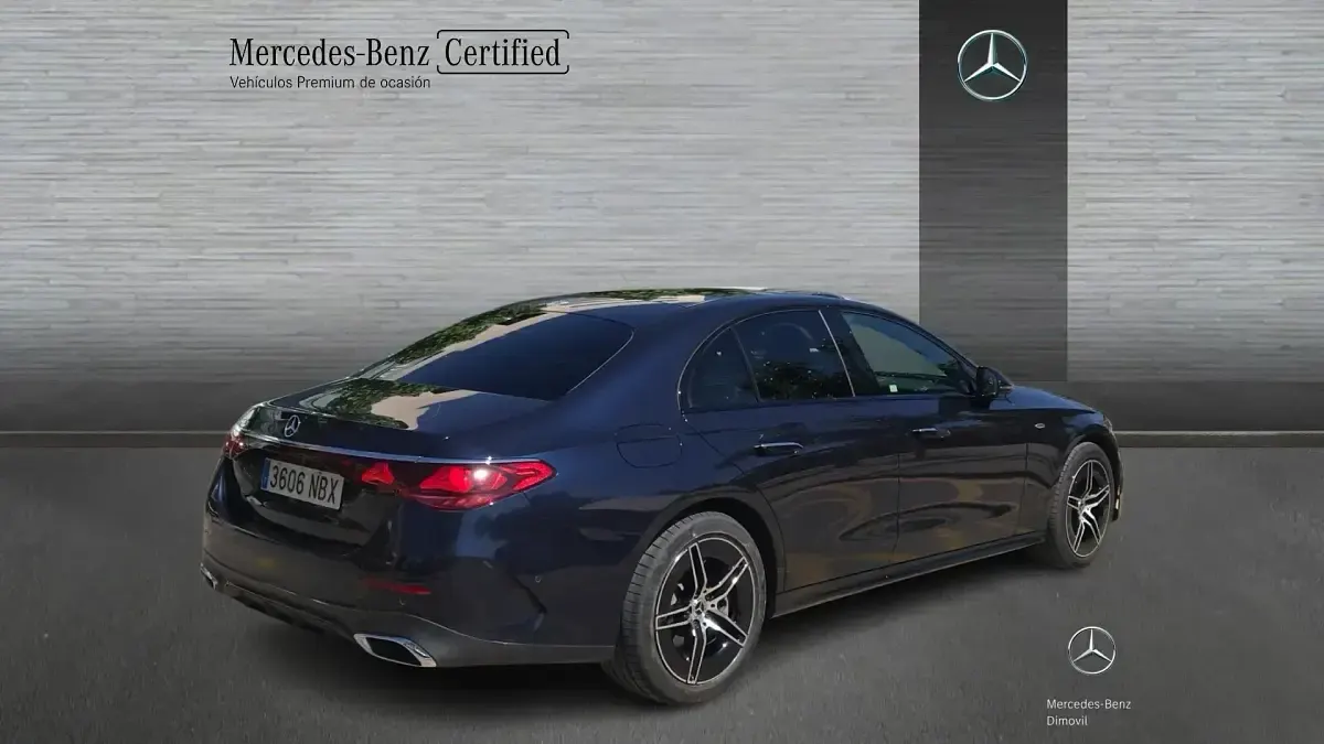 Usado Mercedes E300 313 CV (230 kW) 2025 Gris / plata Berlina