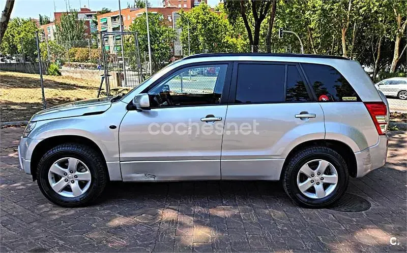 Usado Suzuki Grand Vitara 140 CV (102 kW) 2007 Gris / plata SUV