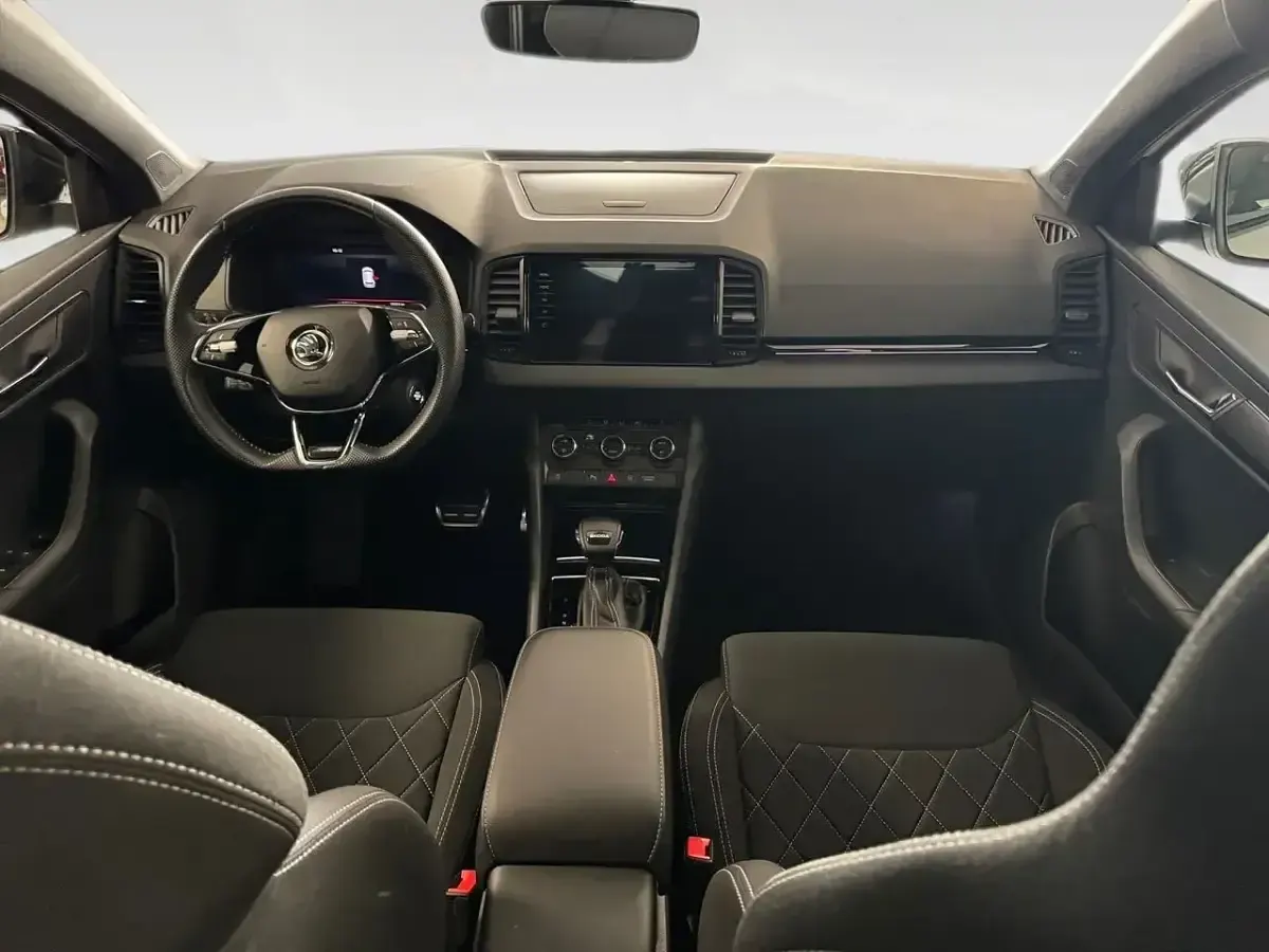 Usado Skoda Karoq SportLine 150 CV (110 kW) 2023 Blanco SUV