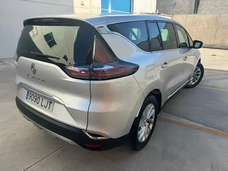 Usado Renault Espace Zen 160 CV (117 kW) 2017 Gris / plata Monovolumen