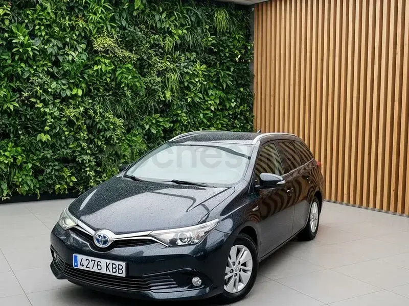 Usado Toyota Auris Hybrid Active 136 CV (100 kW) 2018 Negro Familiar