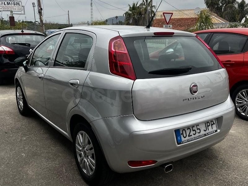 Usado Fiat Punto Young 69 CV (50 kW) 2016 Gris / plata Utilitario