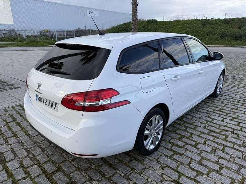 Usado Peugeot 308 SW Active 100 CV (73 kW) 2018 Blanco Familiar