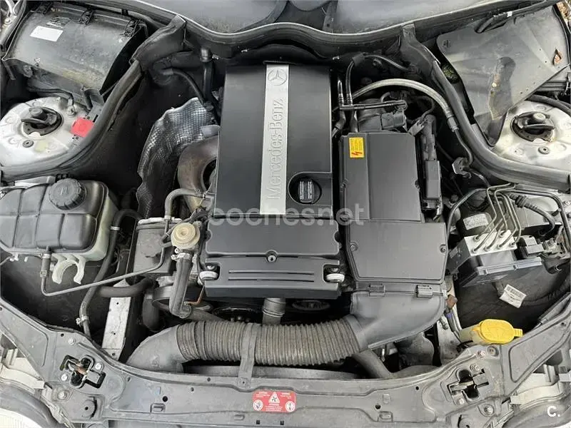 Usado Mercedes C180 Classic 143 CV (105 kW) 2003 Gris / plata Berlina
