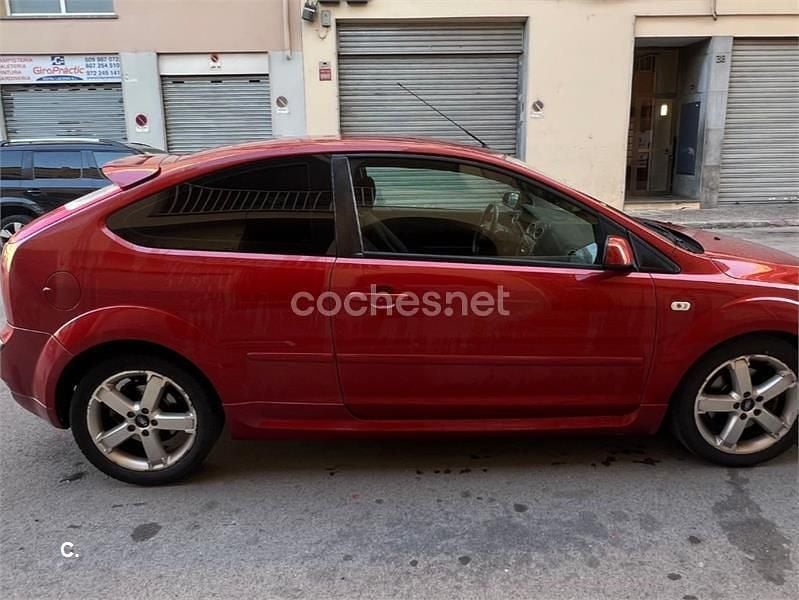 Usado Ford Focus Trend 115 CV (84 kW) 2007 Rojo Berlina