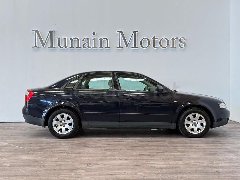 Usado Audi A4 130 CV (95 kW) 2002 Azul Berlina