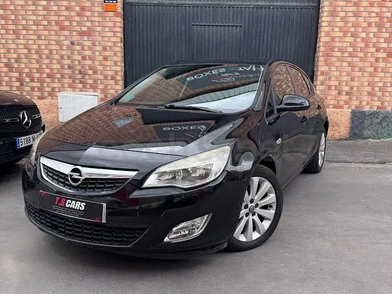 Usado Opel Astra Enjoy 115 CV (84 kW) 2010 Negro Berlina