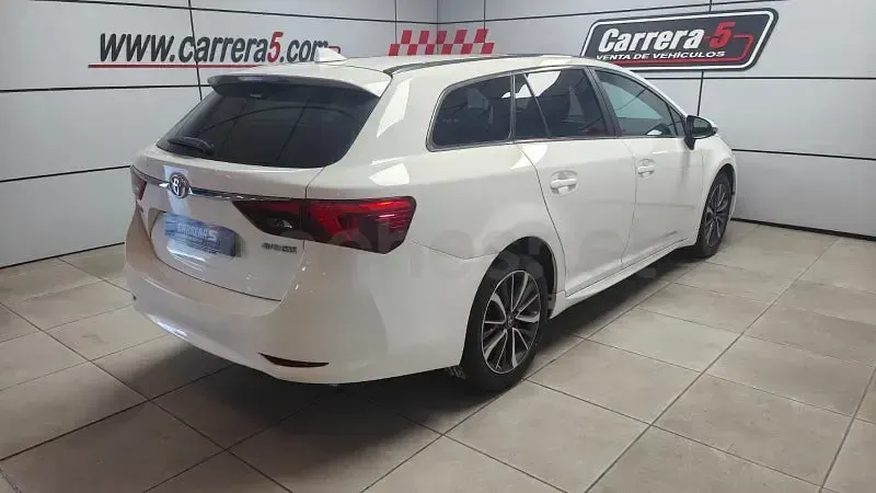 Usado Toyota Avensis Advance 143 CV (105 kW) 2015 Blanco Familiar