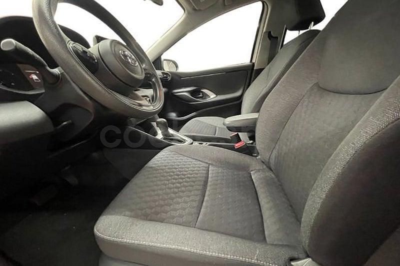 Usado Toyota Yaris Hybrid Active 116 CV (85 kW) 2022 Blanco Berlina