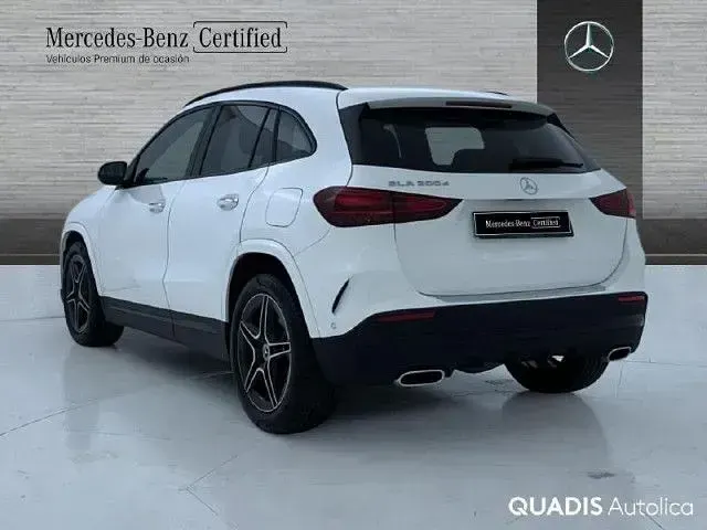 Usado Mercedes GLA200 150 CV (110 kW) 2025 Blanco polar SUV
