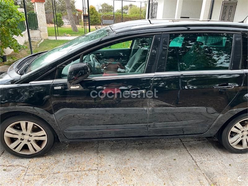 Usado Peugeot 5008 Style 120 CV (88 kW) 2015 Negro Monovolumen