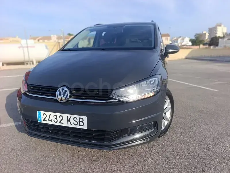 Usado VW Touran Business 115 CV (84 kW) 2018 Gris / plata Monovolumen
