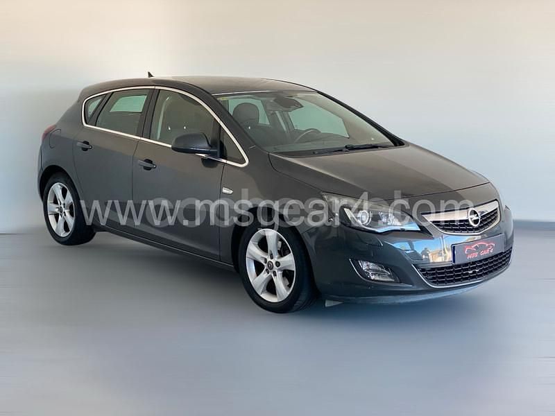 Gris / plata Usado 2013 Opel Astra Excellence Berlina | 5990 € (Precio justo) - Imagen 1/4