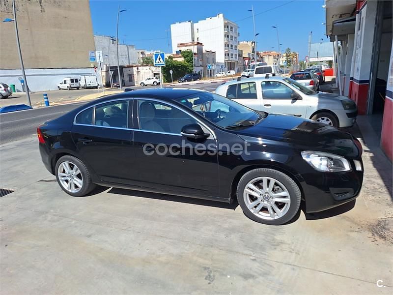 Negro Usado 2013 Volvo S60 Momentum Berlina | 9800 € - Imagen 1/1