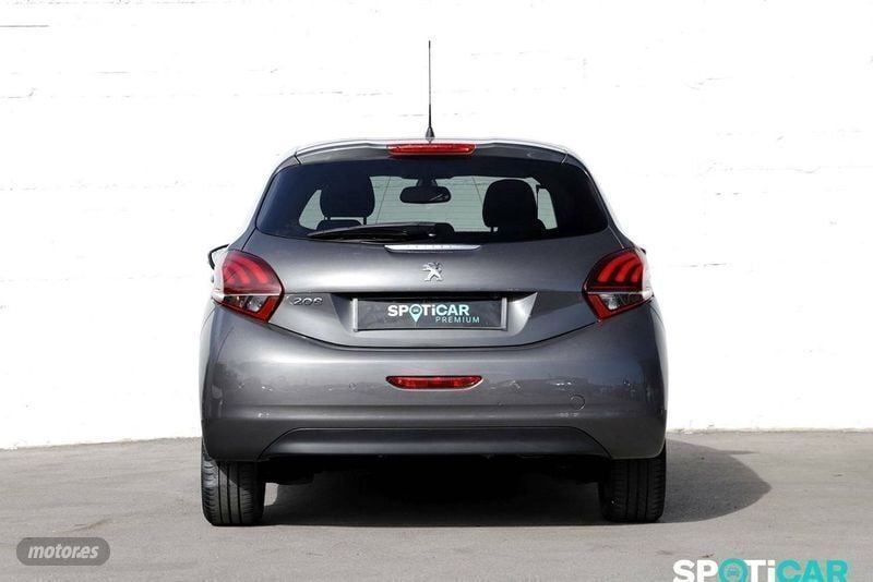 Usado Peugeot 208 Signature Sky 82 CV (60 kW) 2019 Gris Utilitario
