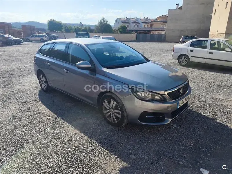 Usado Peugeot 308 SW Style 100 CV (73 kW) 2018 Gris / plata Familiar
