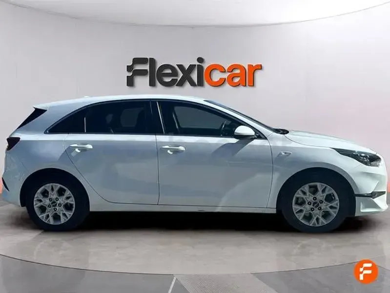 Usado Kia Ceed 136 CV (100 kW) 2023 Blanco Utilitario