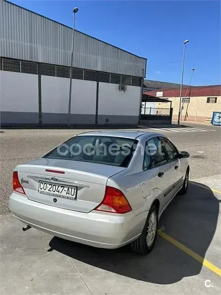 Usado Ford Focus Ghia 100 CV (73 kW) 1999 Gris / plata Berlina