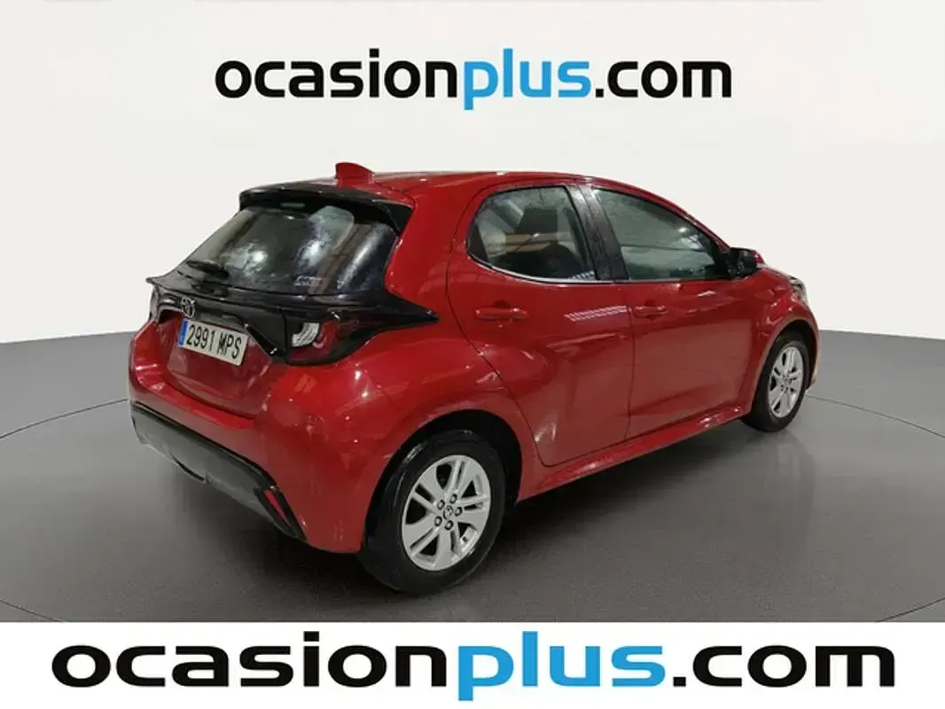 Usado Toyota Yaris Edition 125 CV (91 kW) 2024 Rojo Utilitario