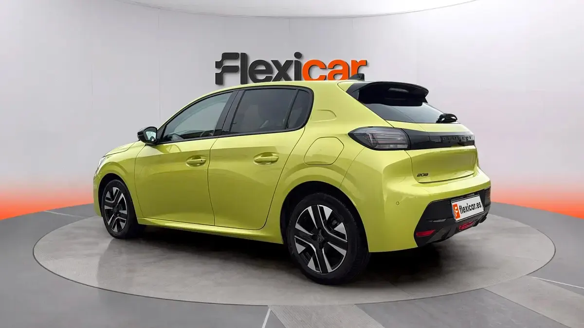 Usado Peugeot 208 Allure 101 CV (74 kW) 2025 Verde Utilitario