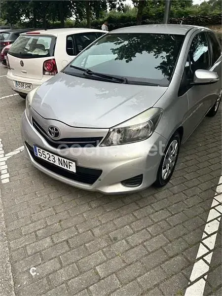 Usado Toyota Yaris Active 69 CV (50 kW) 2013 Gris / plata Utilitario