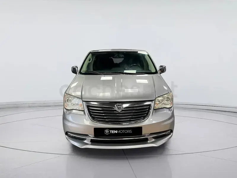 Usado Lancia Voyager 177 CV (130 kW) 2014 Gris / plata Monovolumen