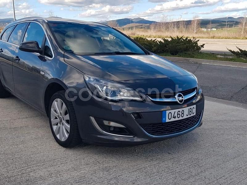 Usado Opel Astra Sportive 136 CV (100 kW) 2014 Gris / plata Familiar