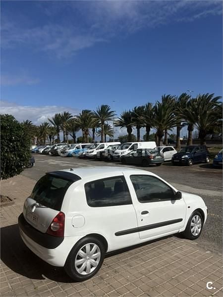 Usado Renault Clio II Dynamique 65 CV (47 kW) 2002 Blanco Berlina