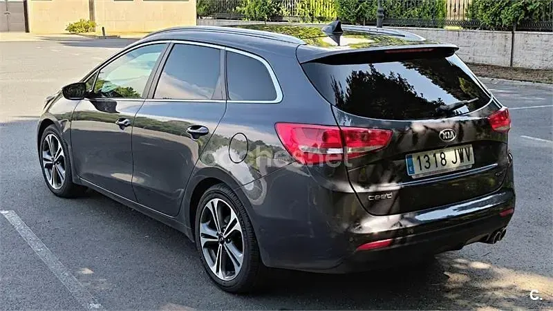 Usado Kia Ceed Sportswagon GT-Line 136 CV (100 kW) 2017 Gris / plata Familiar