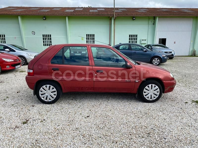 Usado Citroën Saxo 58 CV (42 kW) 2001 Granate Utilitario