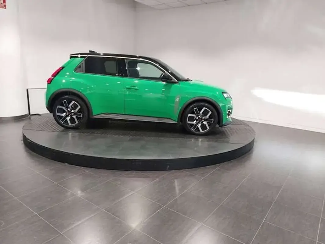 Usado Renault 5 E-Tech Techno 110 kW (150 CV) 2025 Verde Berlina