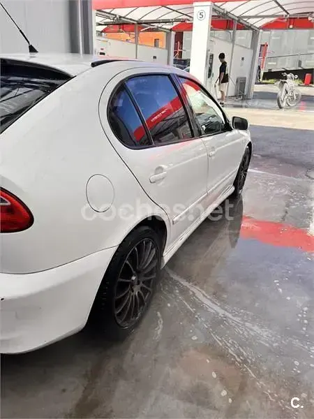 Usado Seat Leon Sport 110 CV (80 kW) 2001 Blanco Utilitario