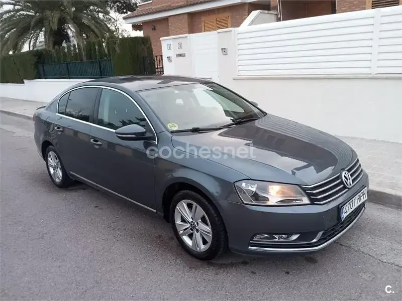 Usado VW Passat Advance 140 CV (102 kW) 2013 Gris / plata Berlina